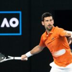 Djokovic wint ‘op anderhalf been’ van Alcaraz en blijft op koers voor 25e grandslamtitel