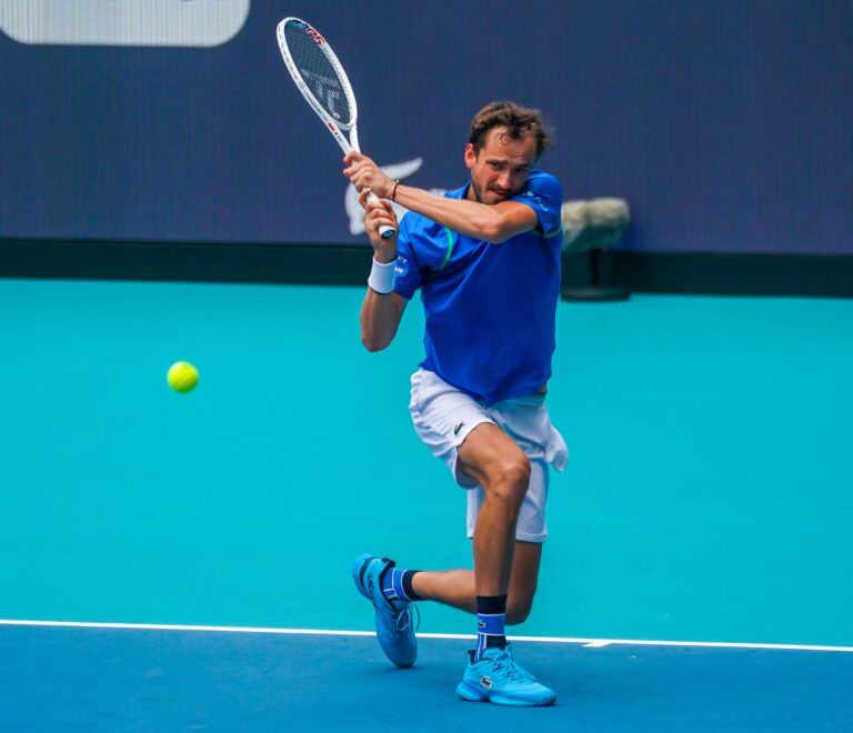 US Open begint met drama: Medvedev woest op scheids, Bonzi stoot door