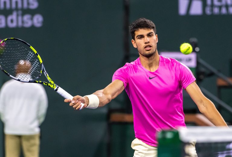 Alcaraz verslaat Djokovic in halve finale US open en bereikt zijn derde Grand Slam-finale van 2025
