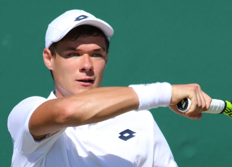 Opmerkelijk: volwassen man steelt pet van kind op US Open