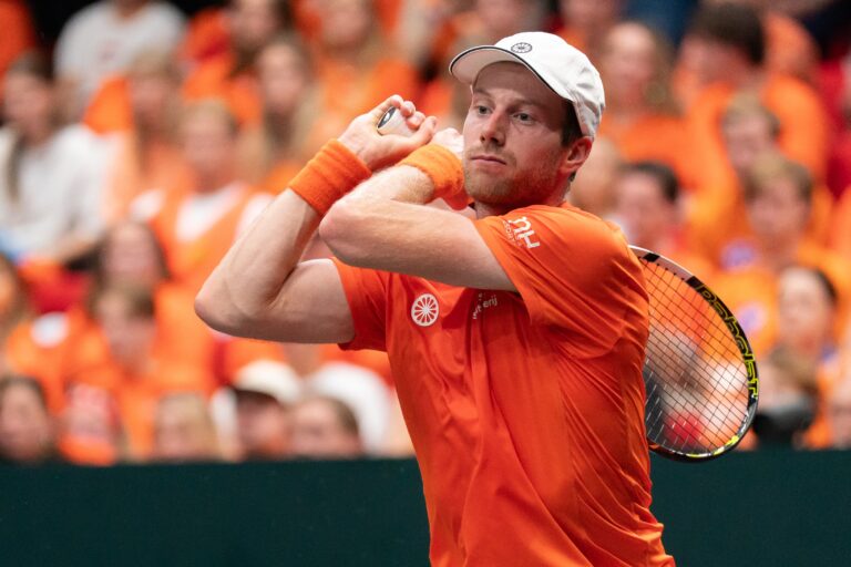 Van de Zandschulp wint eerste wedstrijd met Raemon Sluiter als coach