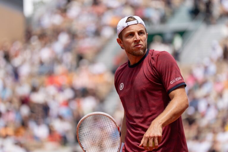 Griekspoor loopt kwartfinale in Shanghai mis; Nederlander verslikt zich in qualifier