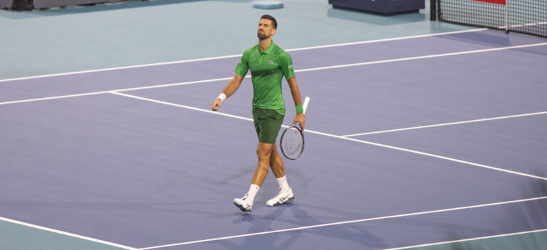 Djokovic stort ineen op het hardcourt van Shanghai, maar wint wel + beelden