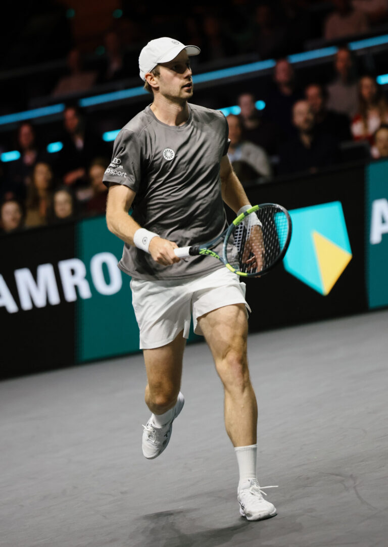 Van de Zandschulp knokt zich naar kwartfinales ABN Amro Open na zege op Tsitsipas: ‘Heel fijn dat ik voor het eerst kwartfinale haal’