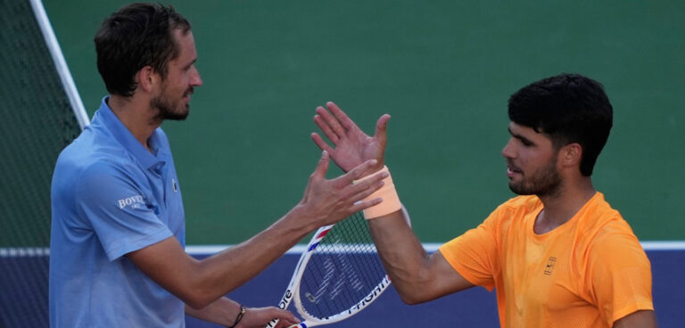 Medvedev maakt einde aan perfecte seizoensstart van Alcaraz en bereikt finale in Indian Wells