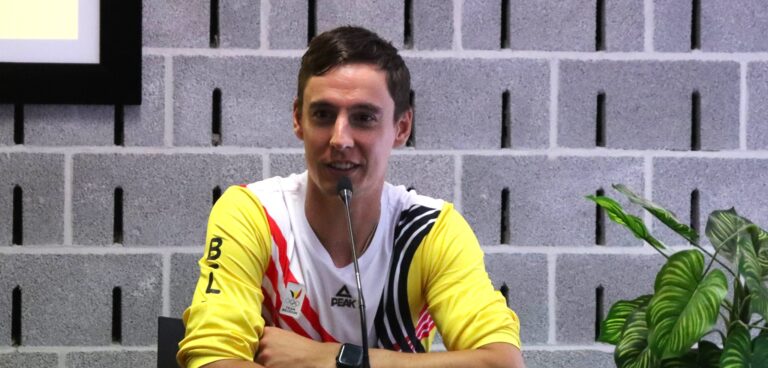 Joran Vliegen aan de kant met scheurtje in de elleboog