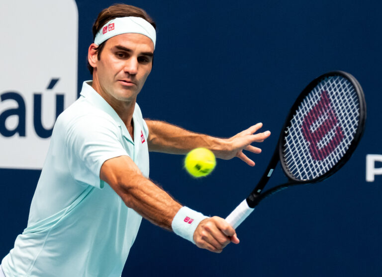 Federer breekt tijdens Hall of Fame-speech: ‘Ik heb tissues en een zonnebril nodig’