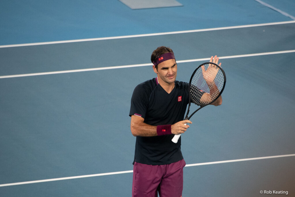 Federer breekt tijdens Hall of Fame-speech: ‘Ik heb tissues en een zonnebril nodig’
